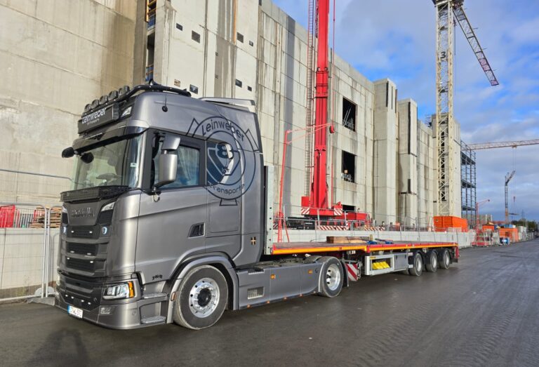 LKW mit offenem Auflieger